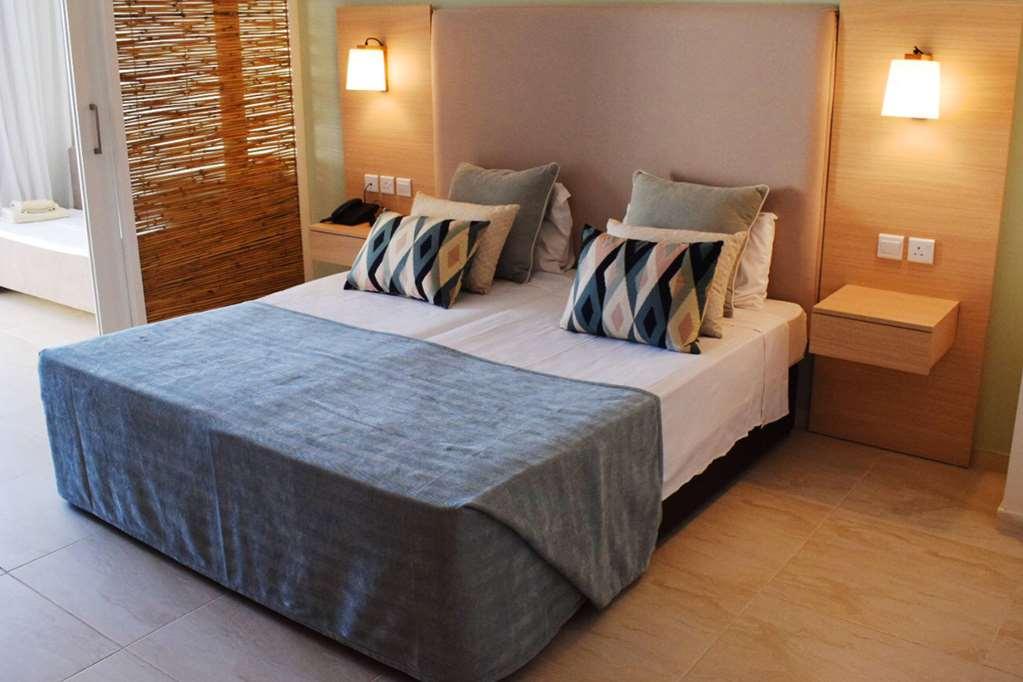 Ramada Hotel & Suites By Wyndham Ayia Napa Bilik gambar