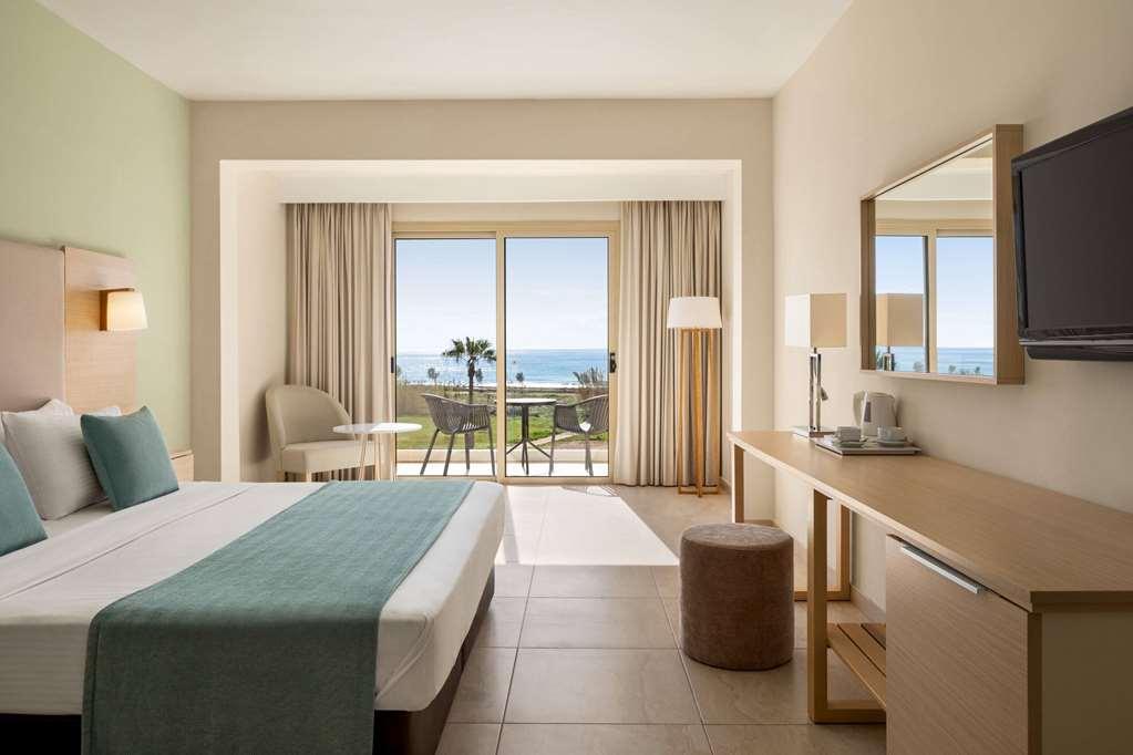 Ramada Hotel & Suites By Wyndham Ayia Napa Bilik gambar