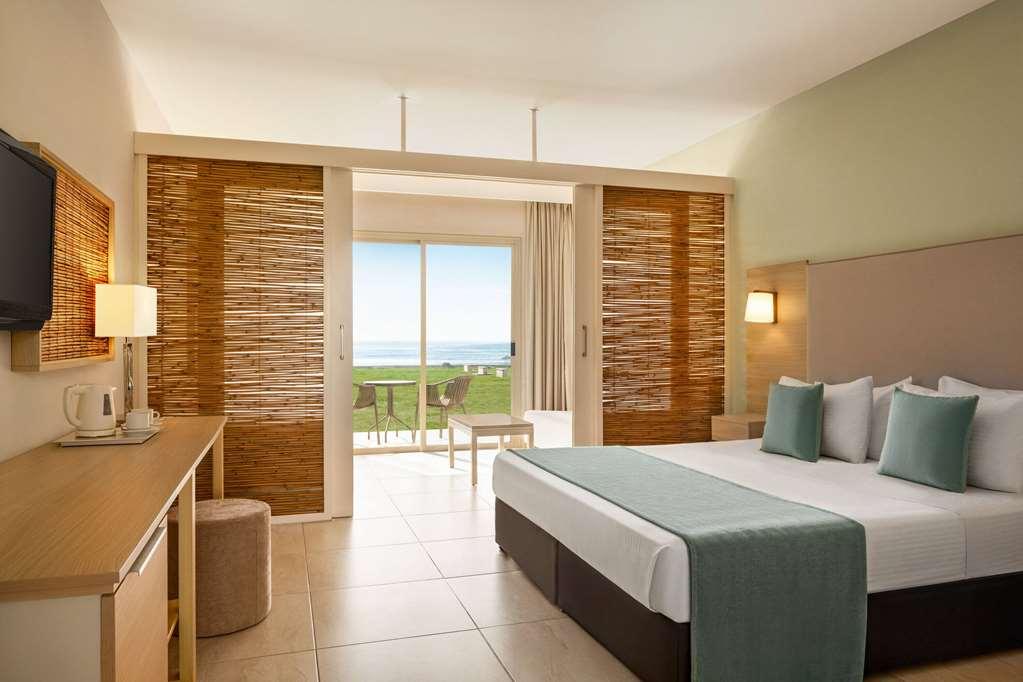 Ramada Hotel & Suites By Wyndham Ayia Napa Bilik gambar