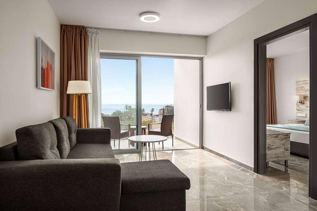 Ramada Hotel & Suites By Wyndham Ayia Napa Bilik gambar